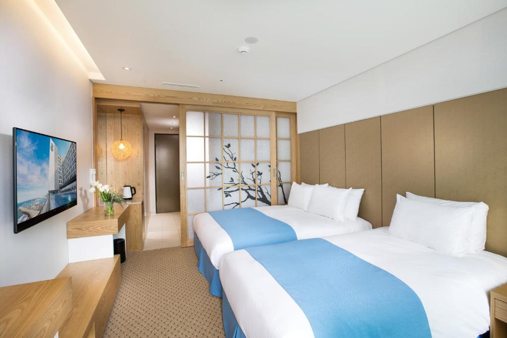 Hotel Whistlelark Jeju - 豪华家族双胞胎房间与山景