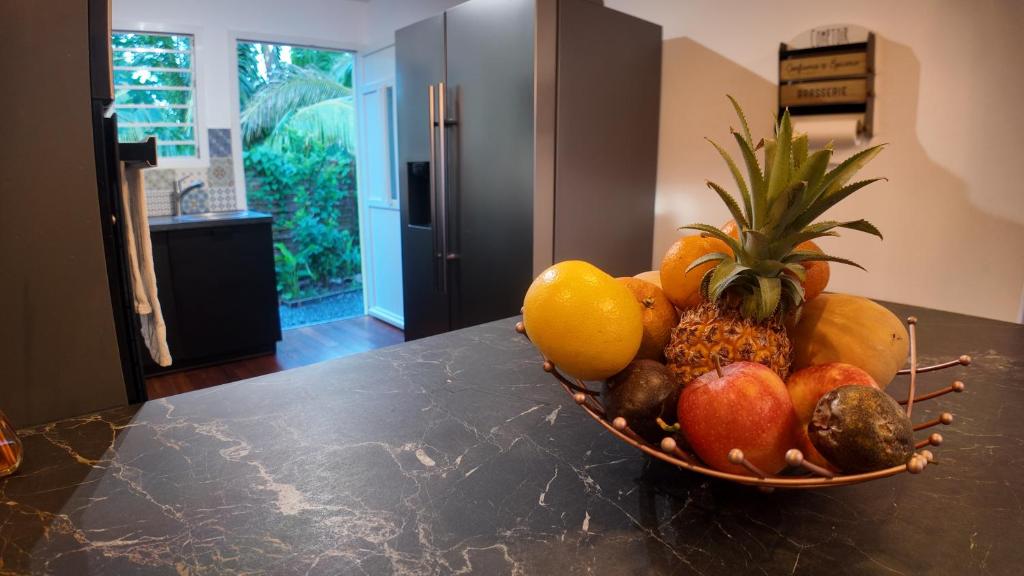 a bowl of fruit on top of a counter at Villa Osao Panahy in Le Patelin