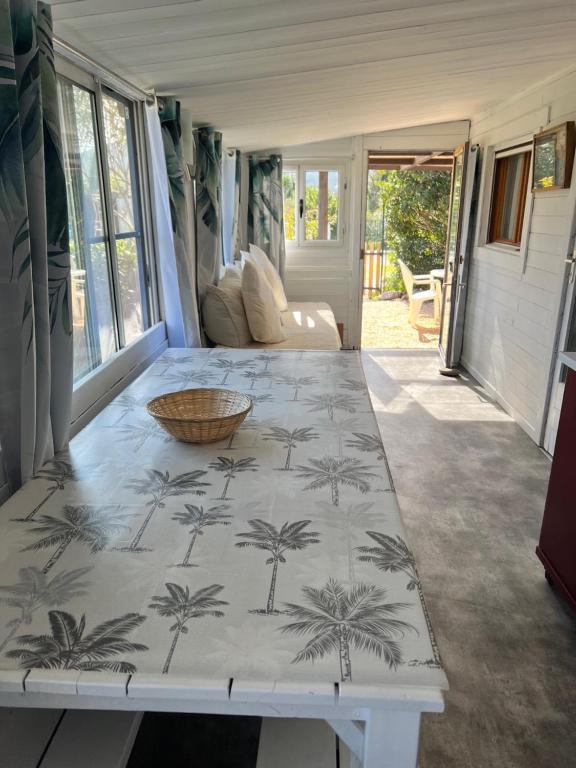 una sala de estar con una mesa con palmeras. en BUNGALOW 60 M2 en Roquebrune-sur-Argens