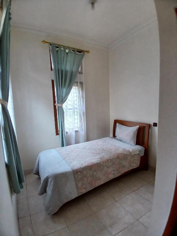 Postel nebo postele na pokoji v ubytování Hotel MBC Ruteng