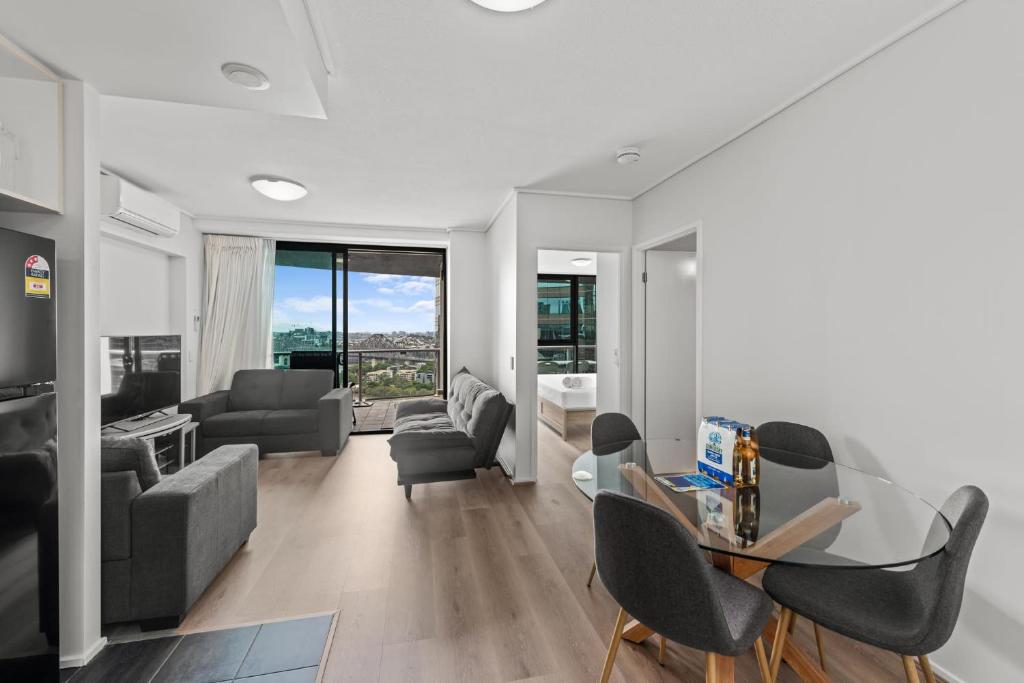 uma sala de estar com mesa e cadeiras em Brisbane on Felix Luxury Suites em Brisbane