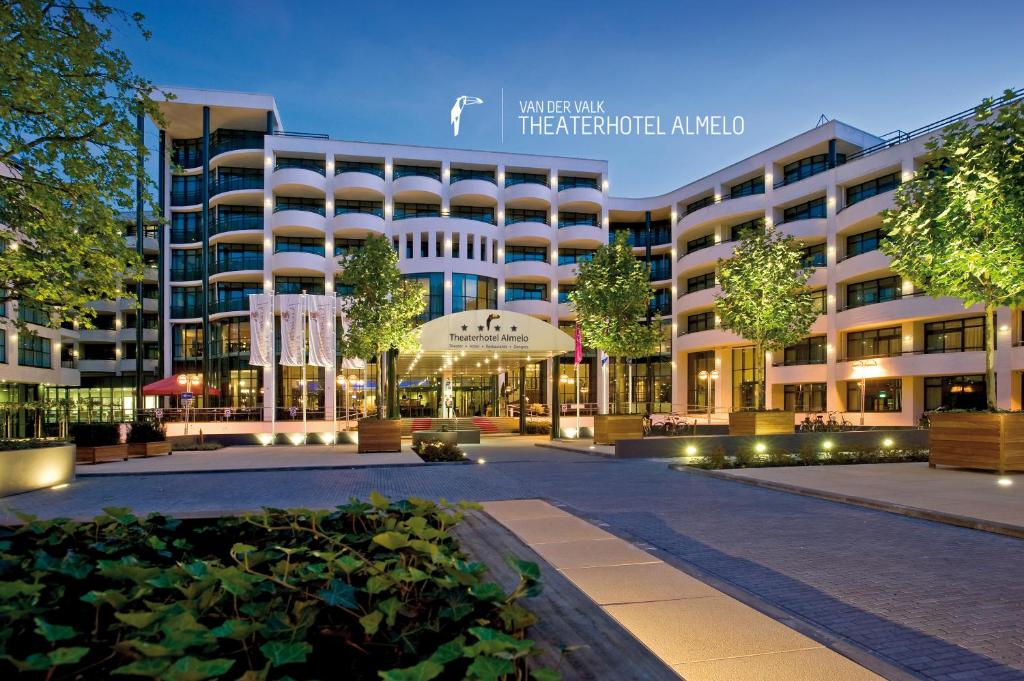 una vista exterior del vestíbulo de un hotel víctima de tráfico en Van der Valk Theaterhotel Almelo, en Almelo