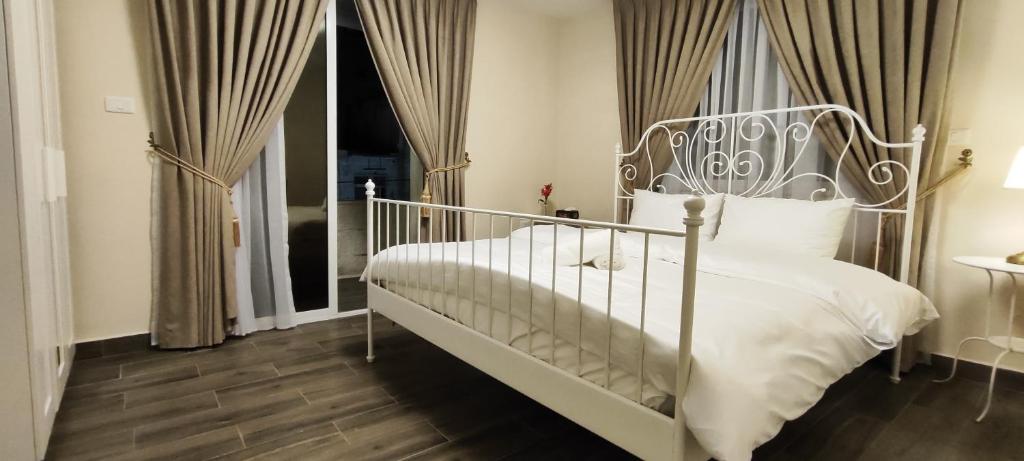 Postel nebo postele na pokoji v ubytování The Boutique Hotel Amman