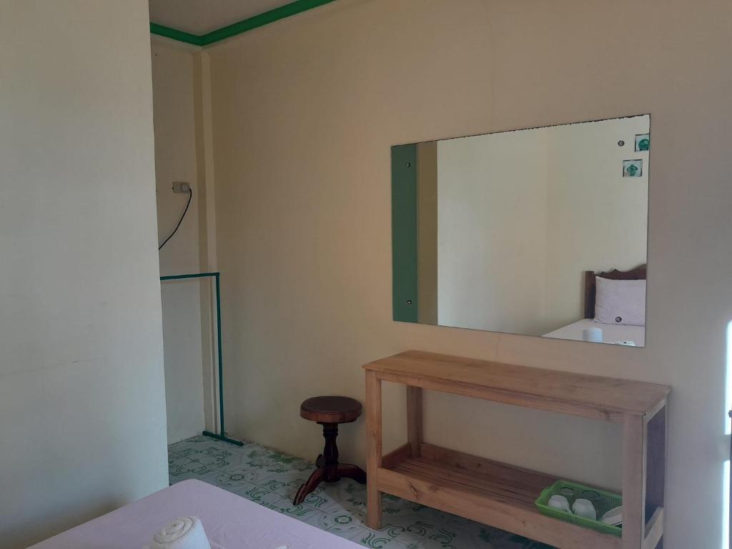 Rúm í herbergi á Enrico's Guesthouse