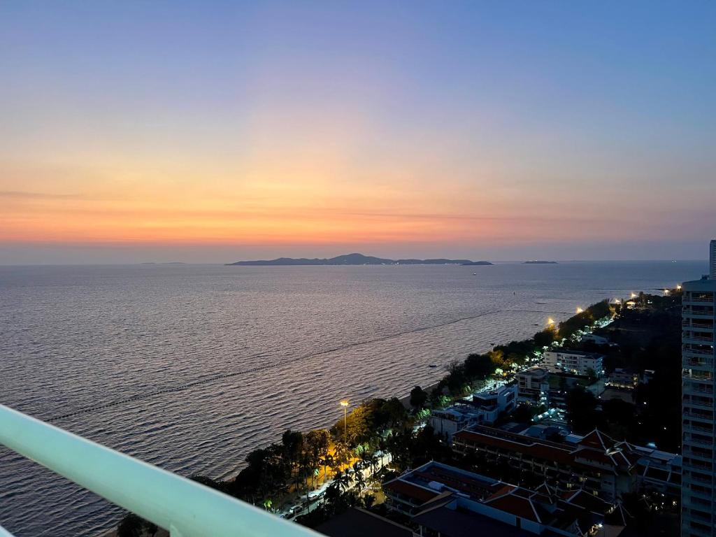 een uitzicht op de oceaan bij zonsondergang vanuit een gebouw bij View Talay 7 Seaview Apartments in Pattaya South