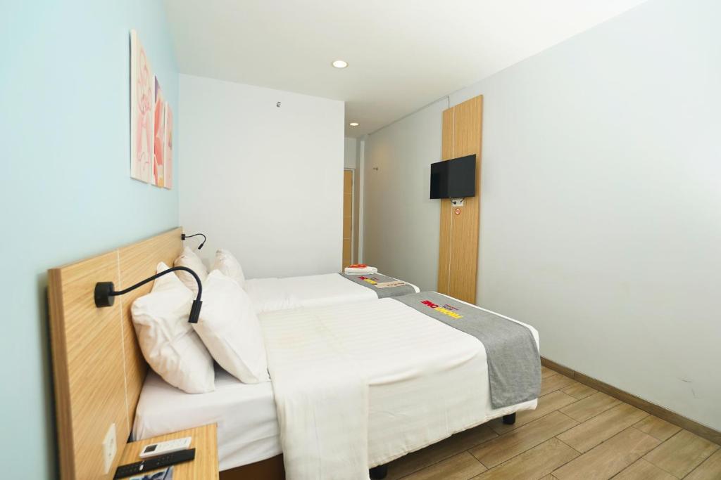 Postel nebo postele na pokoji v ubytování Front One Hotel Pasir Koja Bandung