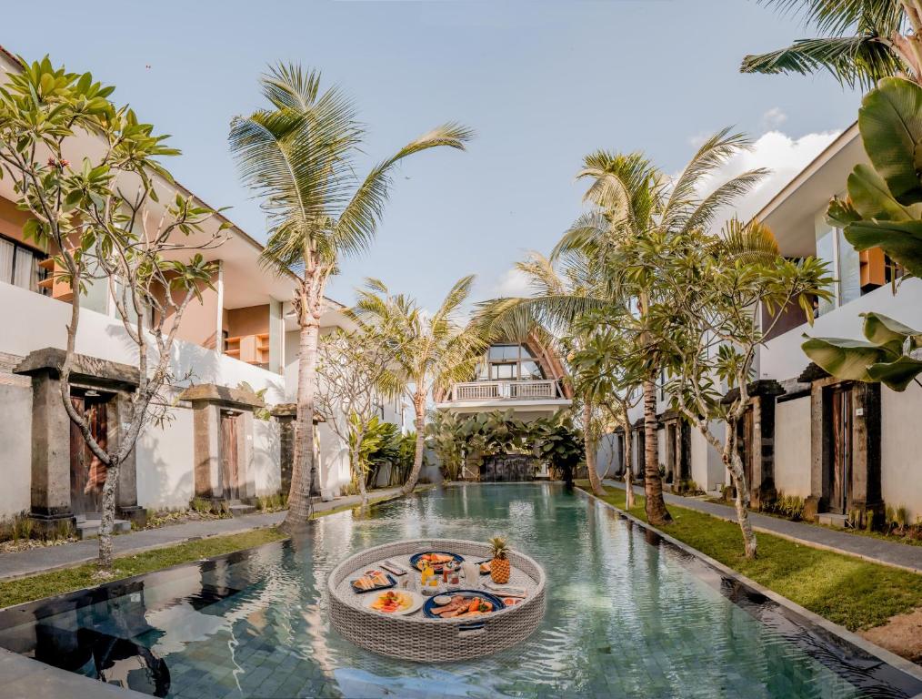 Πισίνα στο ή κοντά στο Sunrise Suite Seminyak by ARM Hospitality