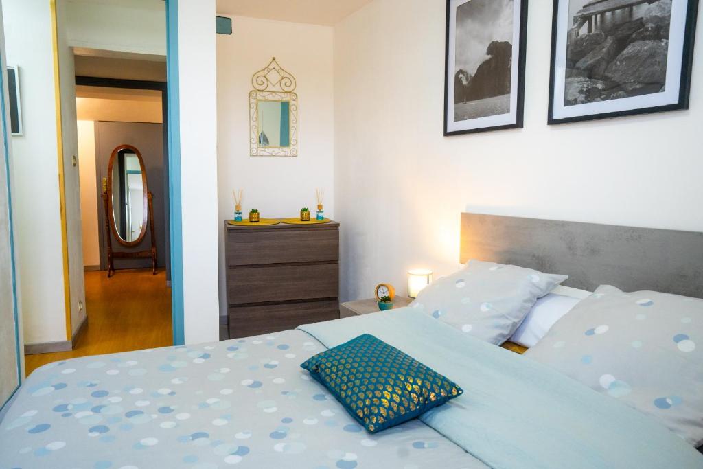 a bedroom with a blue bed with a blue pillow at 100 m2 entre Angers et saumur proche châteaux in Saint-Clément-des-Levées