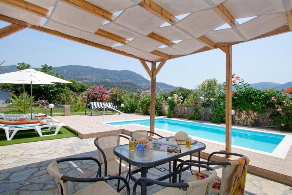 Bazén v ubytovaní Τhalassa Home Fine Living alebo v jeho blízkosti