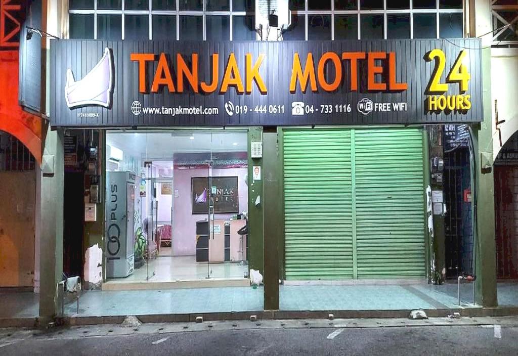 an entrance to a tampa motel with green doors at OYO 90937 Tanjak Hotel in Alor Setar