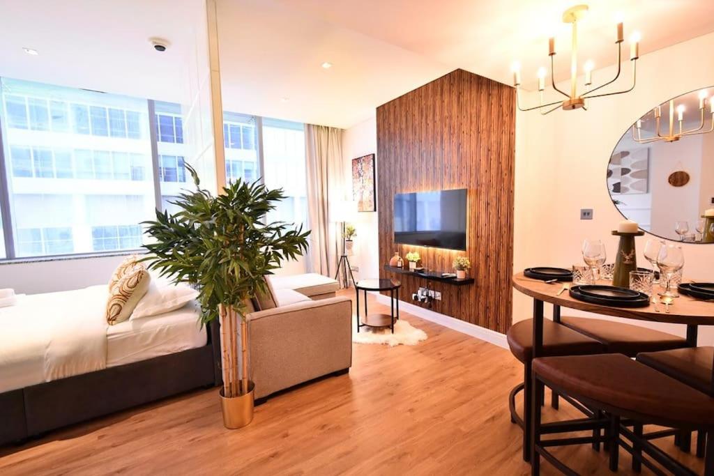 Heart of DIFC: SKY Gardens Modern Chic Studio - Housity
