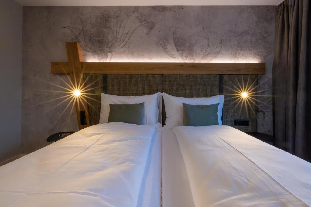 Postel nebo postele na pokoji v ubytování Hotel Adler