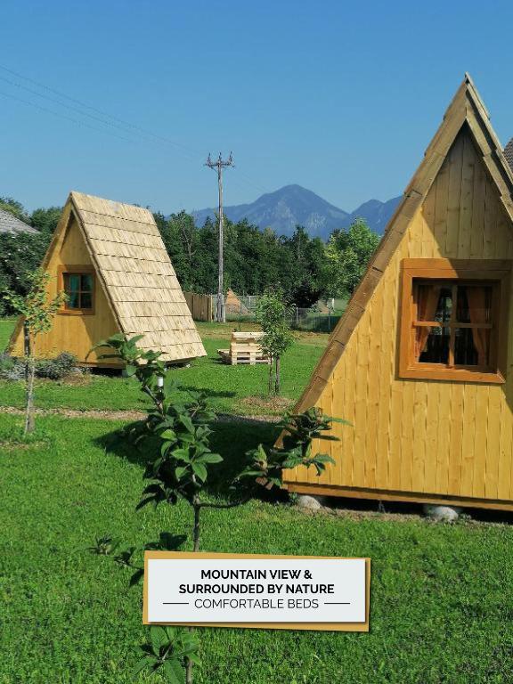Nespecifikovaný výhled na hory nebo výhled na hory při pohledu z luxury tent