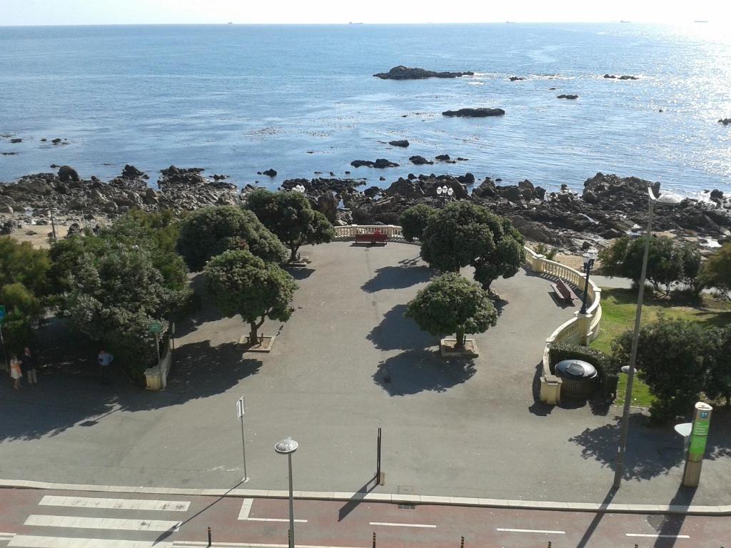 uma vista aérea de um parque de estacionamento junto ao oceano em Apartamento Com Vista Para O Mar no Porto