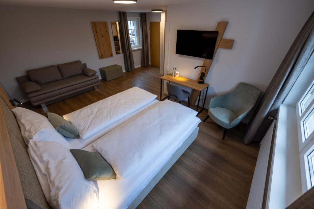 Postel nebo postele na pokoji v ubytování Hotel Adler