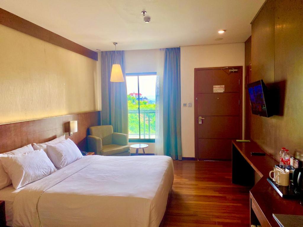 Postel nebo postele na pokoji v ubytování Oak Tree Emerald Hotel & Coventions Semarang