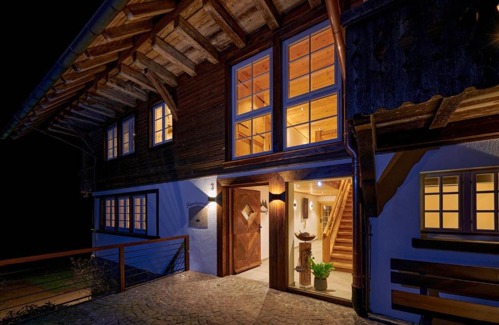 eine Außenansicht eines Hauses in der Nacht in der Unterkunft Blumbauernhof in Gutach