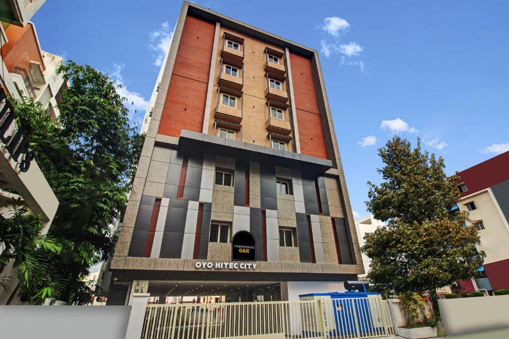 海得拉巴的住宿－Townhouse Hitec City Near Image Hospital，一座高大的砖砌建筑,上面有标志