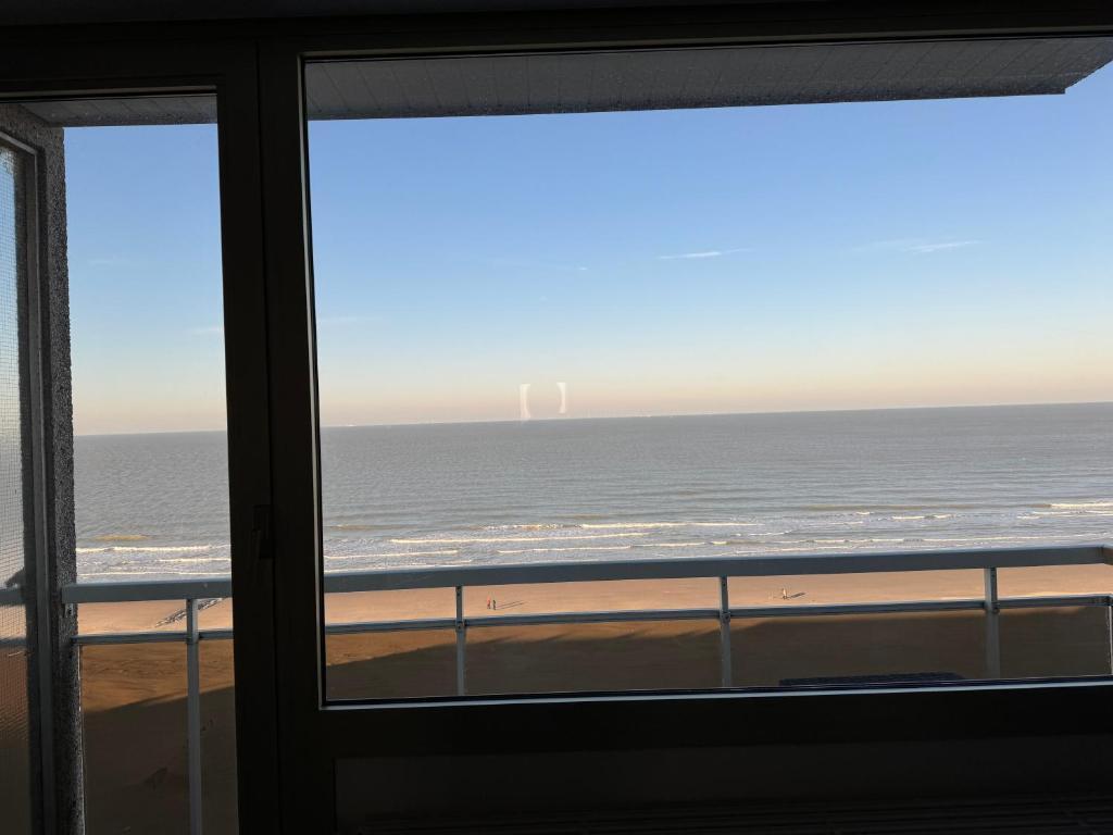 una ventana con vistas al océano en Luxe seaview appartment, en Blankenberge