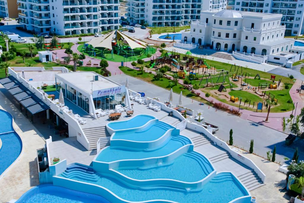 einen Luftblick auf einen Wasserpark in einem Resort in der Unterkunft Caesar Resort & SPA in Trikomo