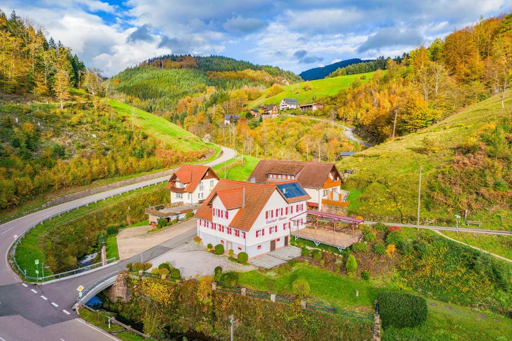 una vista aérea de una gran casa en una colina en Hotel - Gasthof Blume, en Oppenau