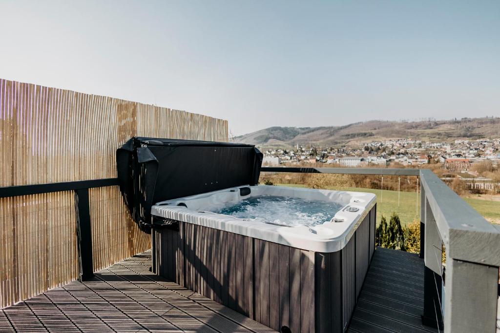 una vasca idromassaggio sul ponte di una casa di Happy Place mit Sauna & Jacuzzi a Plettenberg