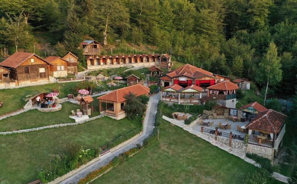eine Luftansicht eines großen Anwesens mit Häusern in der Unterkunft Etno Selo Jasika in Prizren