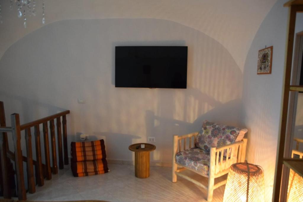 A television and/or entertainment centre at Civico 30