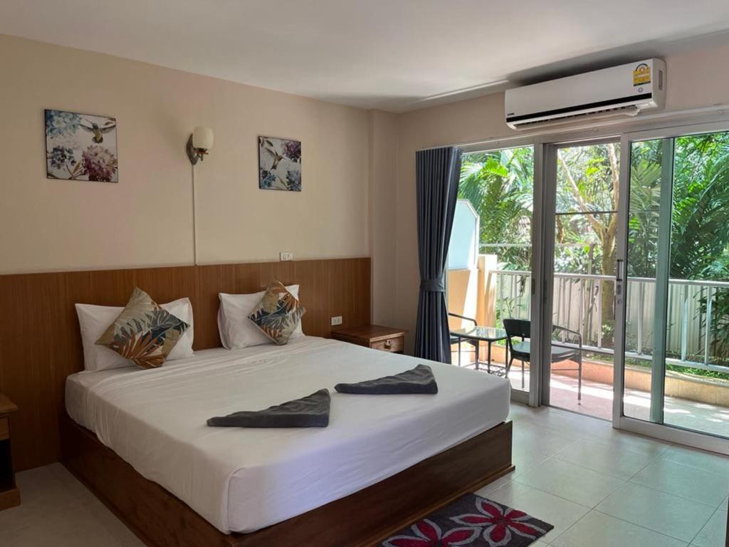 Postel nebo postele na pokoji v ubytování Srichada Hotel Khaolak - SHA Extra Plus