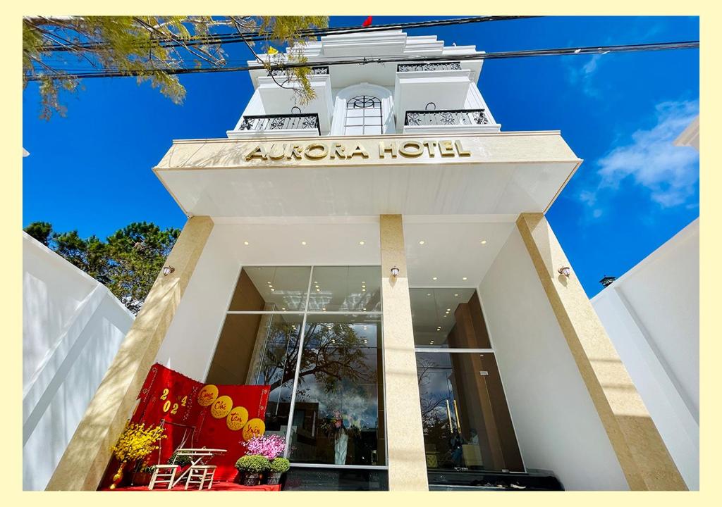 Kon Von Kla的住宿－Aurora Hotel Măng Đen，带有读取骑士酒店的标志的建筑