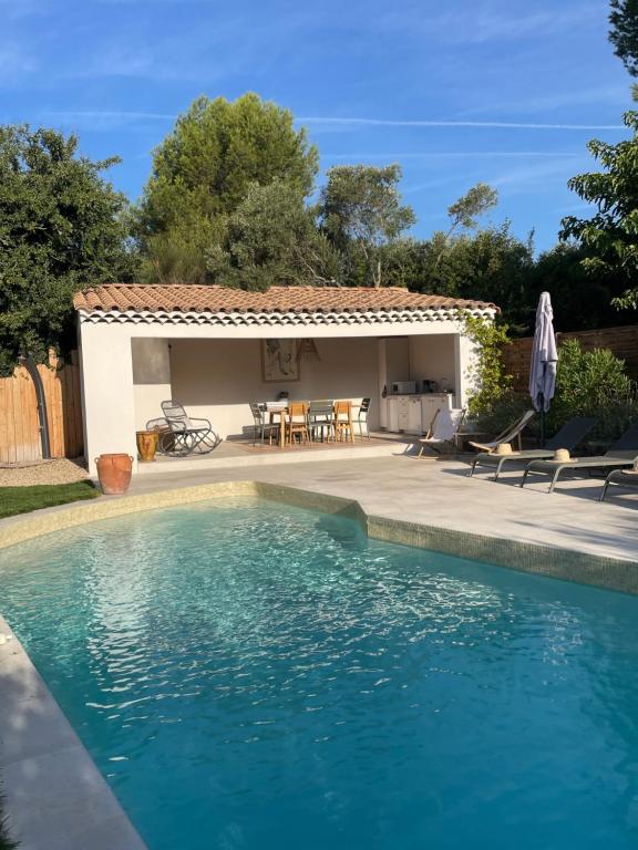 une maison avec une piscine et une terrasse dans l'établissement LA BASTIDE D'ALIX, à Éguilles