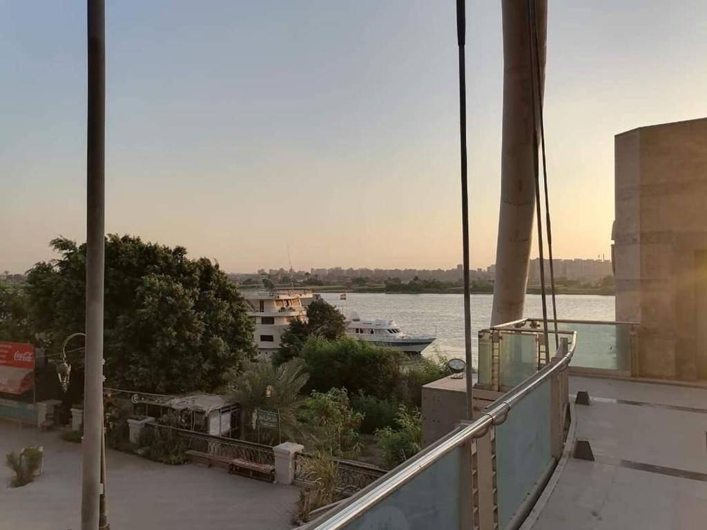 - balcone con vista sul fiume e su una barca di شقة مفروشة صف اول علي النيل بالمعادي بجوار هيلتون الكورنيش a Il Cairo