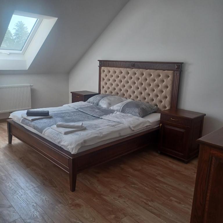 ein Schlafzimmer mit einem großen Bett und einem Fenster in der Unterkunft Pensjonat Magnolia in Przejma Wielka