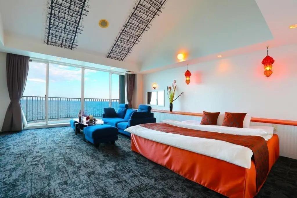 Giường trong phòng chung tại HOTEL CALM - Couple's Hotel