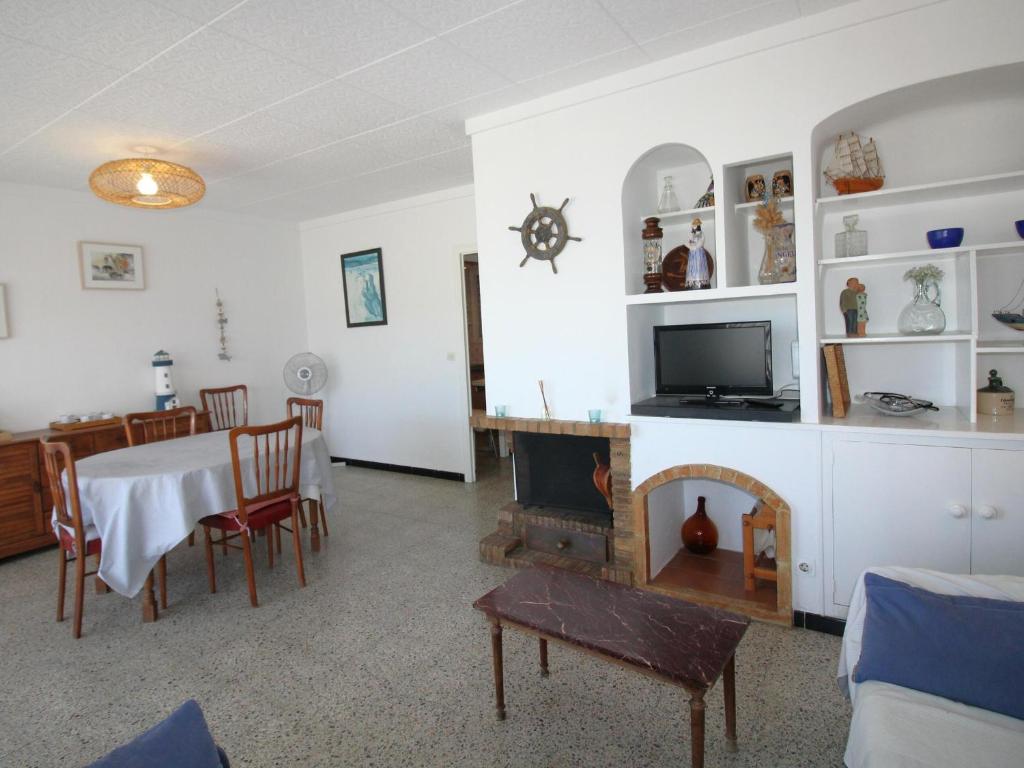 Televízia a/alebo spoločenská miestnosť v ubytovaní CASTELLAR 46 2º - Apartamento en el centro del Port de Llançà - ES-228-30