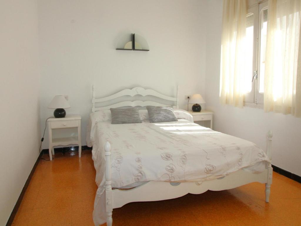 Posteľ alebo postele v izbe v ubytovaní CASTELLAR 46 2º - Apartamento en el centro del Port de Llançà - ES-228-30