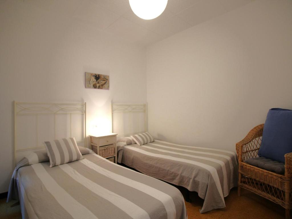 Posteľ alebo postele v izbe v ubytovaní CASTELLAR 46 2º - Apartamento en el centro del Port de Llançà - ES-228-30