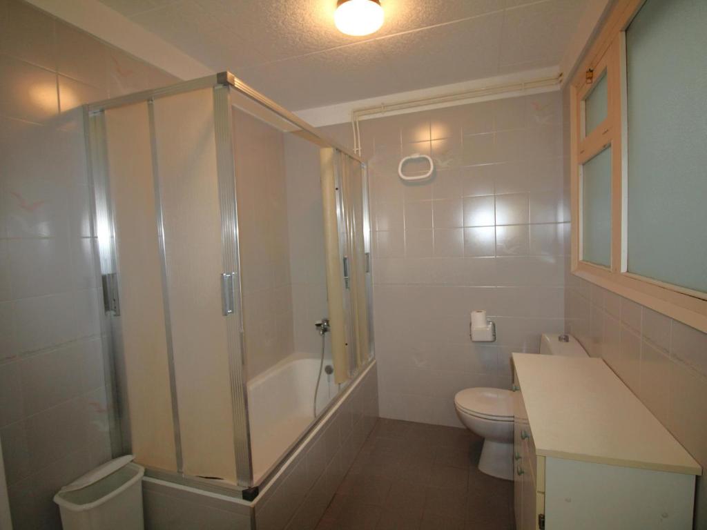 Kúpeľňa v ubytovaní CASTELLAR 46 2º - Apartamento en el centro del Port de Llançà - ES-228-30