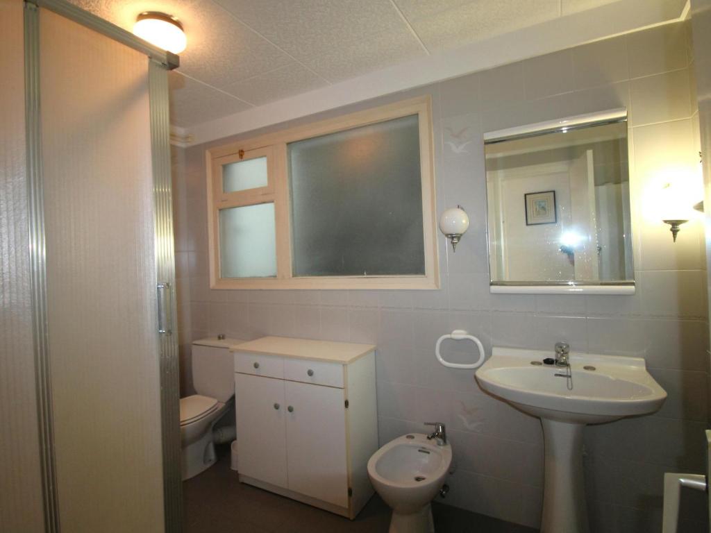 Kúpeľňa v ubytovaní CASTELLAR 46 2º - Apartamento en el centro del Port de Llançà - ES-228-30