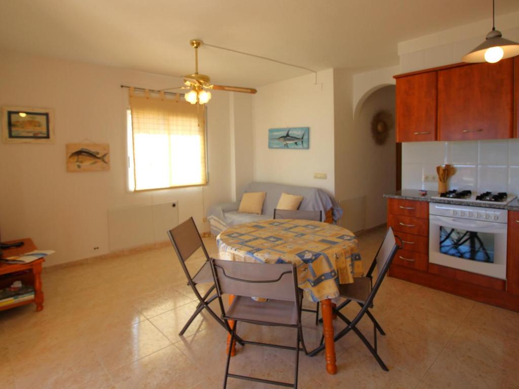 Kuchyň nebo kuchyňský kout v ubytování GIRONA II 1-4 porta 8 - Apartamento enfrente de la playa Grifeu. - ES-228-63