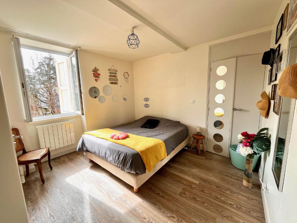 Giường trong phòng chung tại Le Cosy Gîte 2 couchages vue jardin au calme