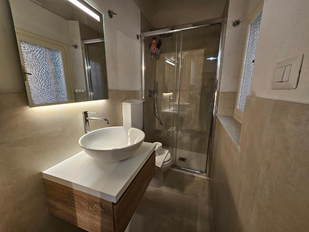 łazienka z umywalką, prysznicem i toaletą w obiekcie Civico 41 Lucca City Center Apartment w Lukce
