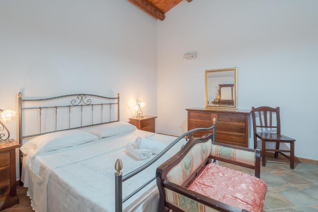 a bedroom with a bed and a dresser and a mirror at Casa Furore in Pachino