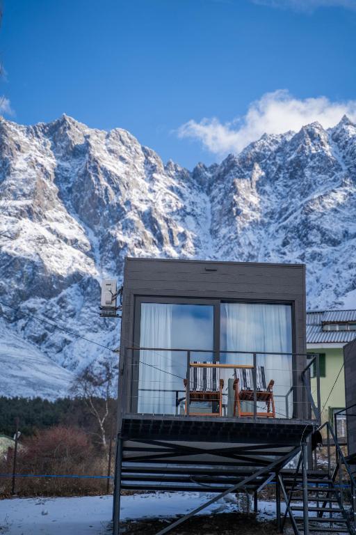 Nespecifikovaný výhled na hory nebo výhled na hory při pohledu z hotelu