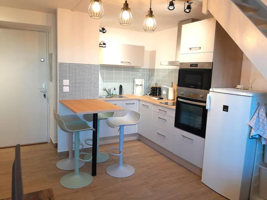 A kitchen or kitchenette at Appartement 4 pers bord de mer