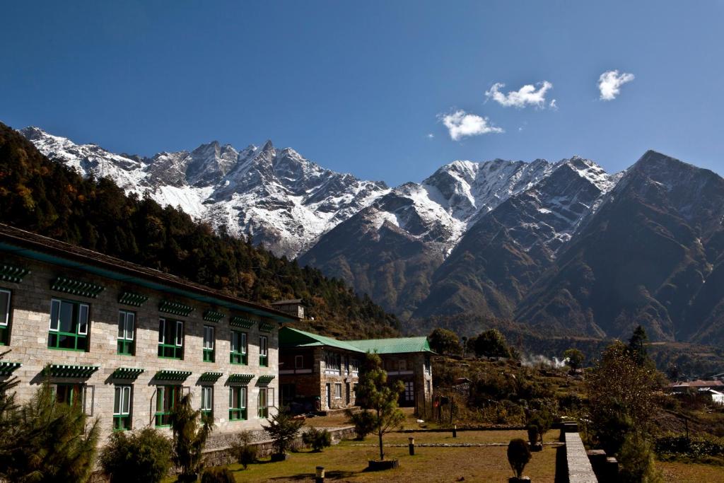 budynek przed górą ze śniegiem w obiekcie Mountain Lodges of Nepal - Lukla w mieście Lukla