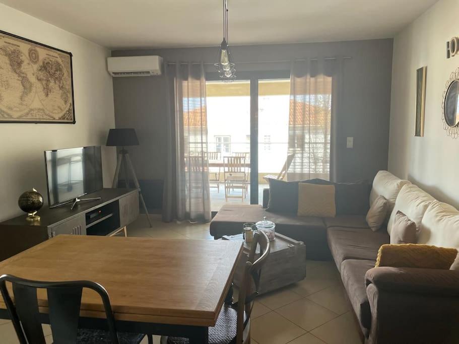 un salon avec un canapé et une table dans l'établissement Bel Appartement en plein cœur de Folelli, à Penta-di-Casinca