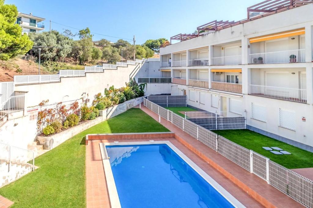 eine Luftansicht eines Apartmentgebäudes mit einem Pool in der Unterkunft Cau del Llop 691 Apto con piscina comunitario in Llança