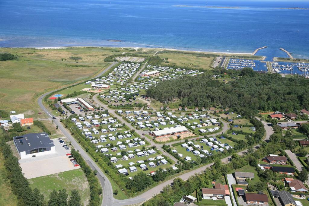 フレデリクスハウンにあるFrederikshavn Nordstrand Camping & Cottagesの海辺の駐車場の空中ビュー