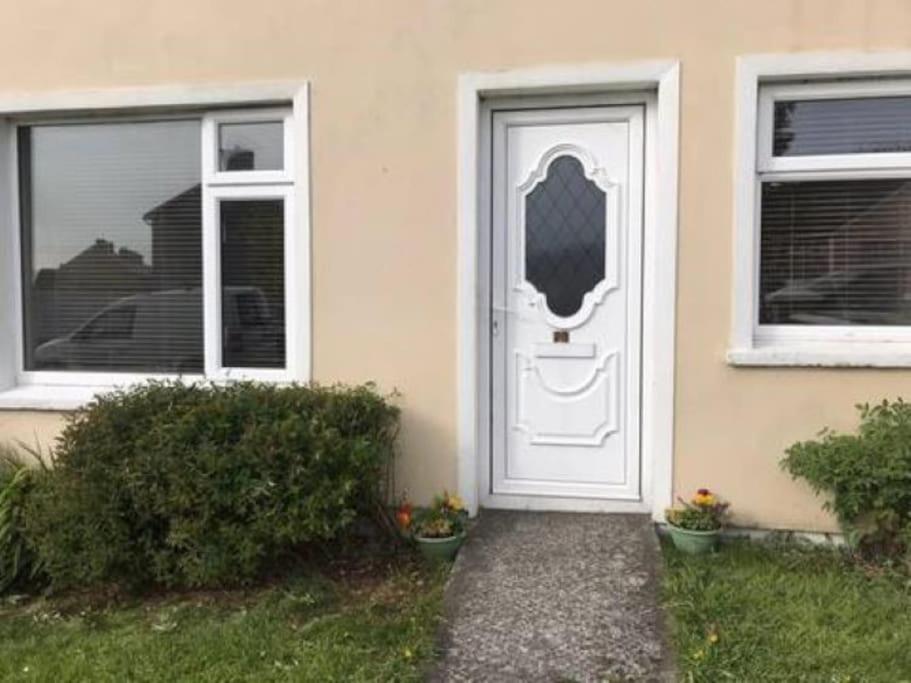 una puerta blanca de una casa con dos ventanas en Riverview House - Cahersiveen, en Cahersiveen